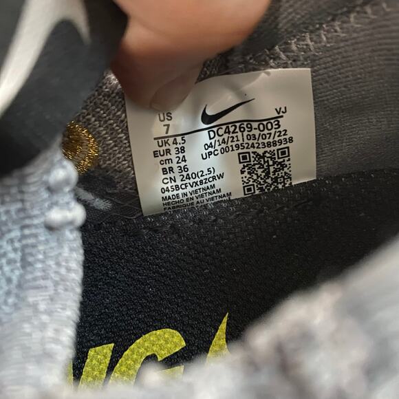 Nike Women's React Escape Run Flyknit Shoes Sneakers Grey Size 7 Active Like New - Picture 4 of 9